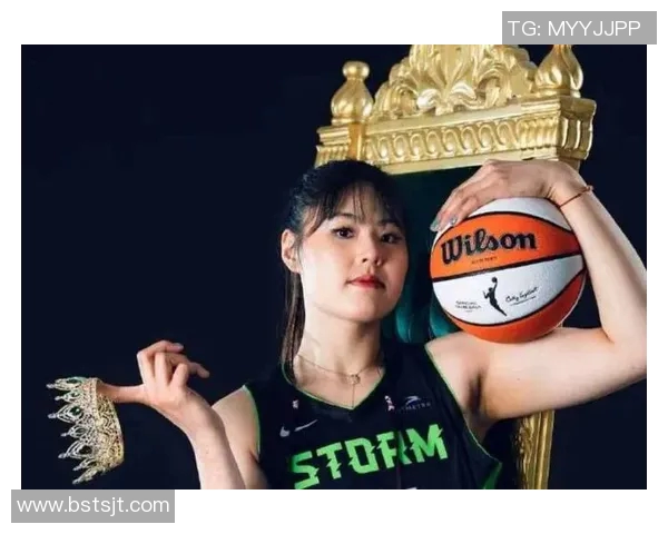 美国女篮获得国际篮坛巅峰，捧起世界杯冠军奖杯