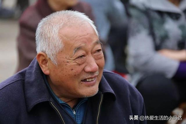 花400贝搏体育入口0元请的保姆却要满足她一堆要求大爷哭诉：谁才是雇主？(图1)