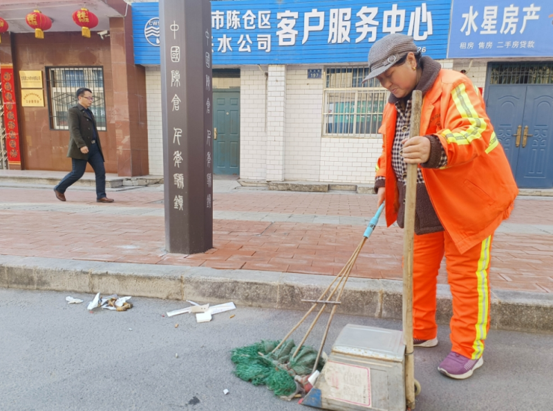 贝搏体育下载宝鸡市陈仓区环卫工人：坚守在清洁城市的第一线(图1)