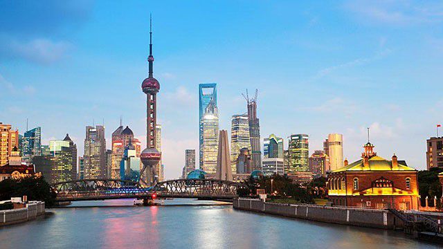 贝搏体育入口上海保姆朋友圈歧视链：照顾小狗的保姆月薪10万(图1)