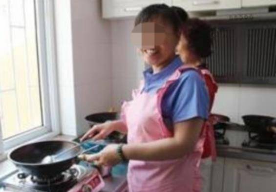 贝搏体育下载保姆帮老人拍照用此法骗走老人5万元警方调查：不止5万(图1)