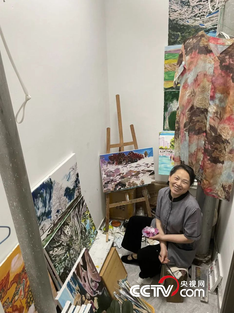 大龄北漂“保洁员画家”丢掉工贝搏体育官网作之后(图1)