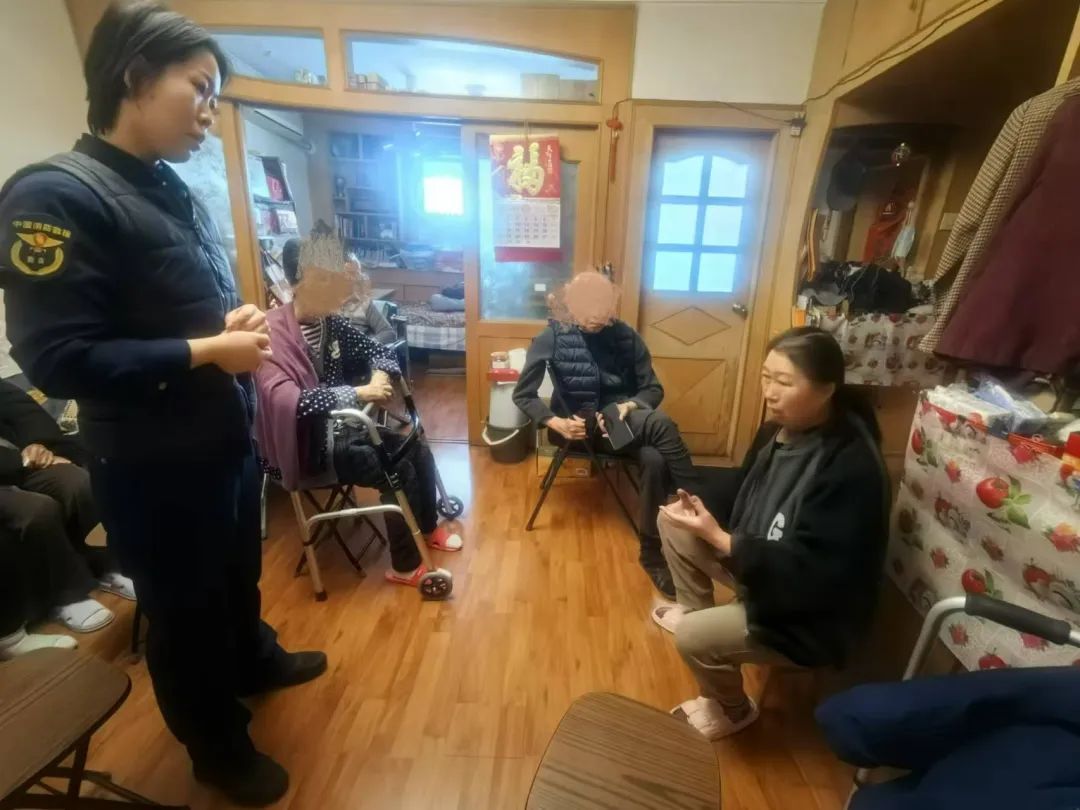 贝搏体育官网北京西城一居民家中电动轮椅突然起火保姆冷静救人(图2)