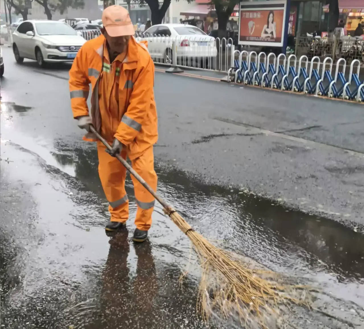 贝搏体育官网雨后的守护：顺安环卫公司精细化保洁之路(图3)