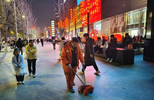 贝搏体育下载媒体看城管郑州金水3500多名环卫工人元旦全天“在线”(图2)