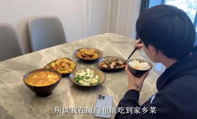 浙江保姆晒工作日常出门开大劳买菜拿LV雇主还报销她的零食(图8)