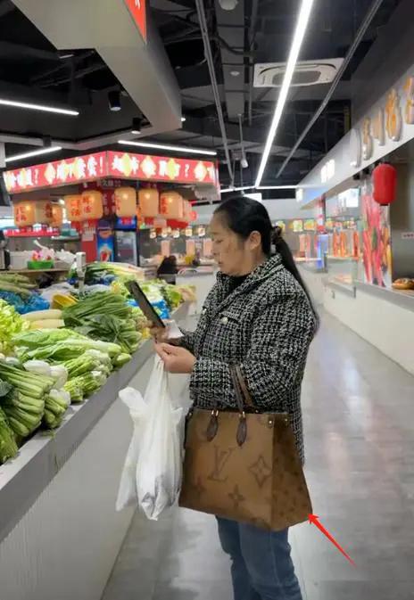 浙江保姆晒工作日常出门开大劳买菜拿LV雇主还报销她的零食(图10)