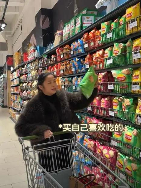 浙江保姆晒工作日常出门开大劳买菜拿LV雇主还报销她的零食(图13)