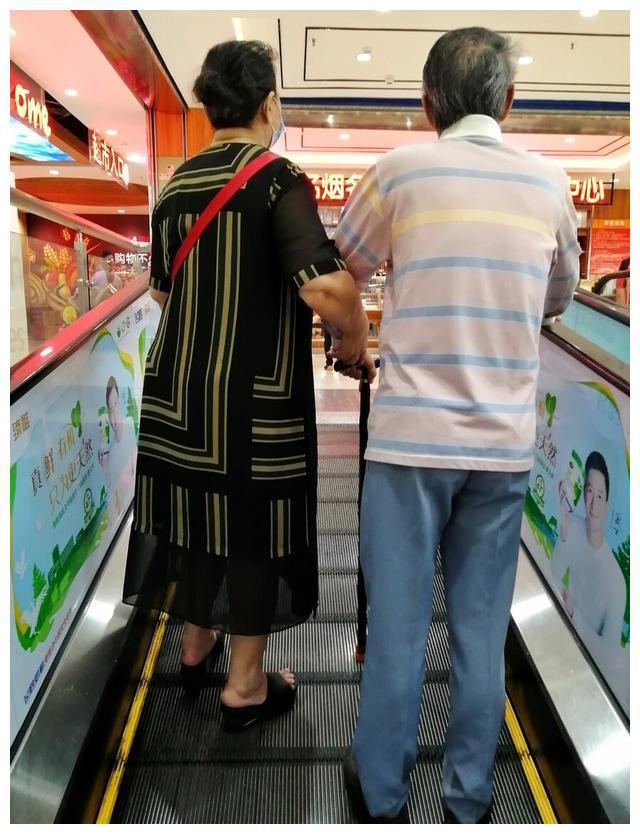 50岁保姆倾诉：全职保姆堪比再婚老伴儿和雇主朝夕相处难做贝搏体育下载(图1)