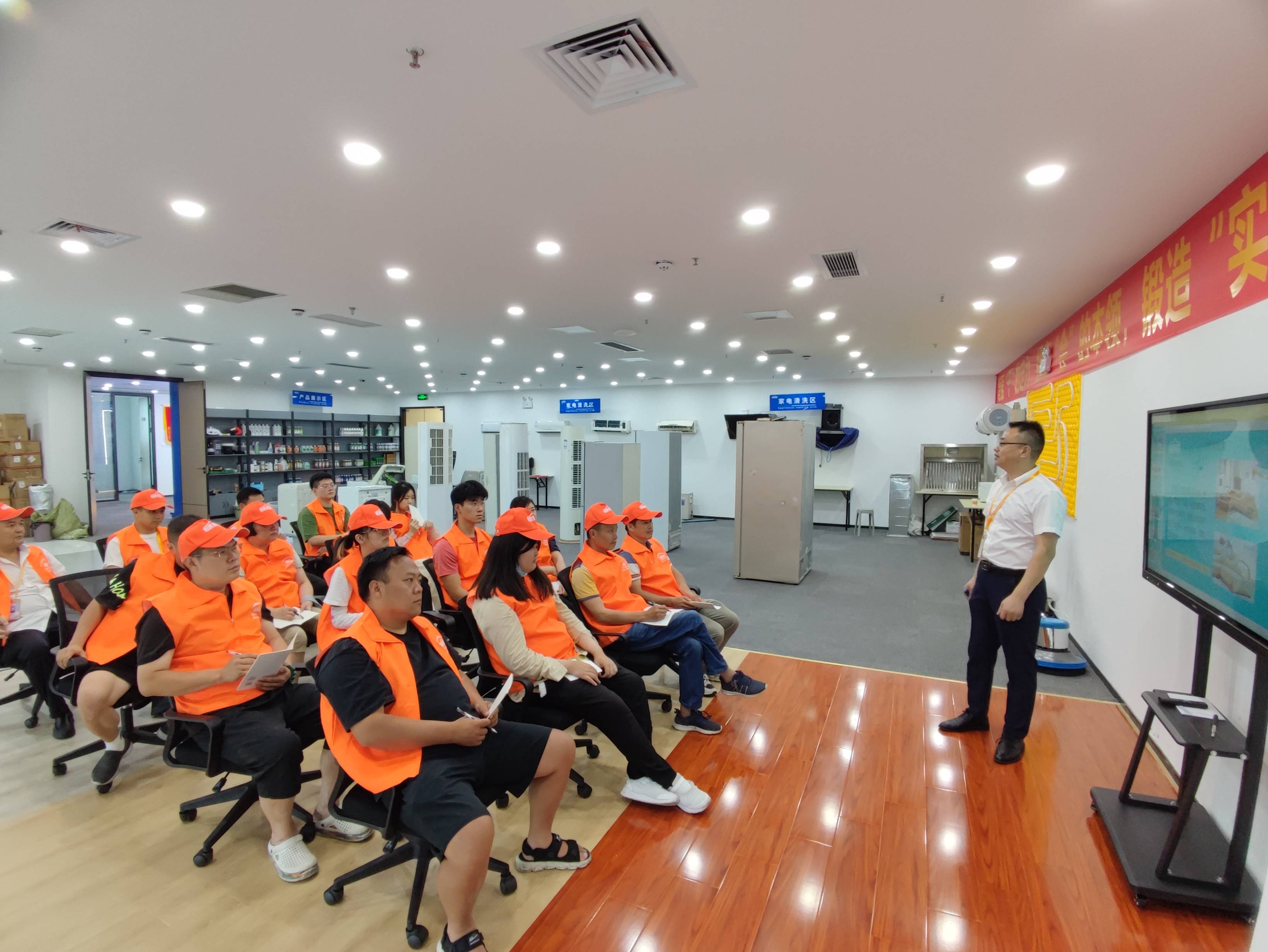 贝搏体育平台家政服务新风貌：专业技能培训助力从业者重塑公众印象(图1)