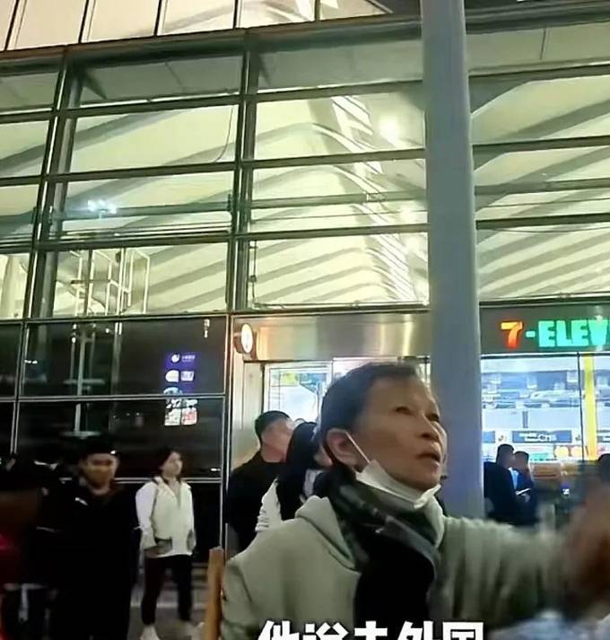贝搏体育官网香港保洁大妈批内地游客来港看演唱会华而不实：我薪水3万一个月都不看演唱会大陆3000一个月都(图3)