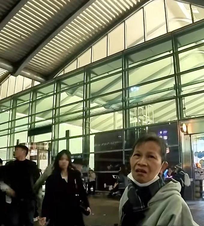 贝搏体育官网香港保洁大妈批内地游客来港看演唱会华而不实：我薪水3万一个月都不看演唱会大陆3000一个月都(图4)