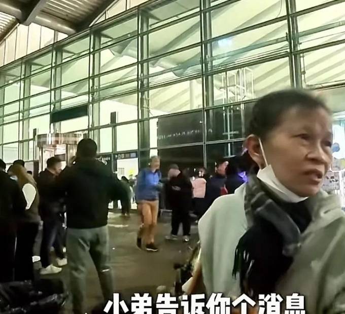 贝搏体育官网香港保洁大妈批内地游客来港看演唱会华而不实：我薪水3万一个月都不看演唱会大陆3000一个月都(图5)
