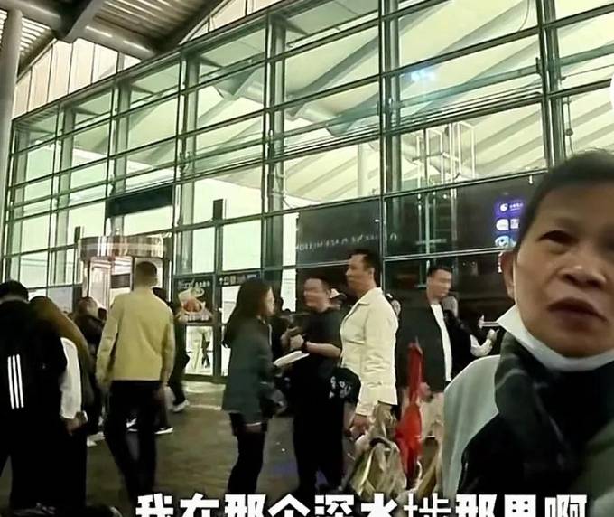 贝搏体育官网香港保洁大妈批内地游客来港看演唱会华而不实：我薪水3万一个月都不看演唱会大陆3000一个月都(图6)
