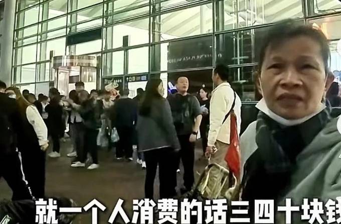 贝搏体育官网香港保洁大妈批内地游客来港看演唱会华而不实：我薪水3万一个月都不看演唱会大陆3000一个月都(图7)