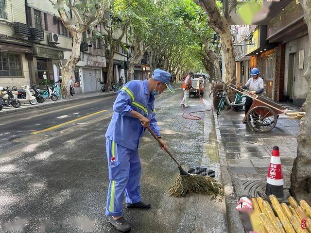 保洁阿姨在高校厕所休息吃饭大学生心酸：贝搏体育APP我们老了也会这样吗？(图1)