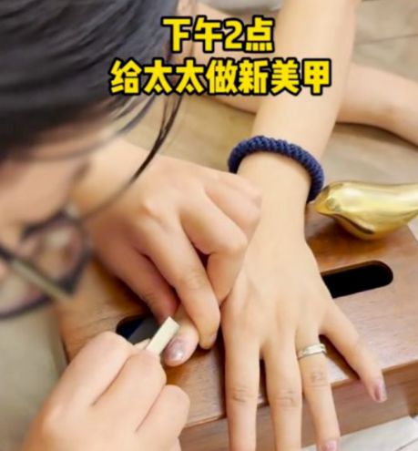 月薪贝搏体育下载18000的上海富人区保姆日程表曝光：这年头干净的钱真难挣(图2)