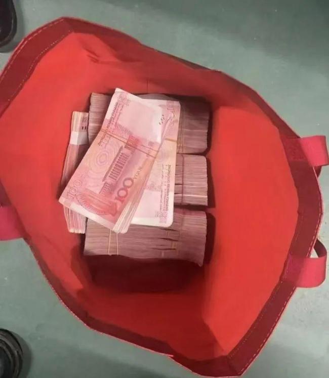 长沙一保洁阿姨捡到18万现金 拾金不昧获表彰(图2)
