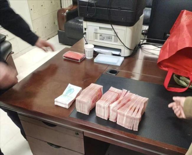 长沙一保洁阿姨捡到18万现金 拾金不昧获表彰(图3)
