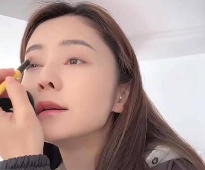张馨月换保姆要求检查行李箱临走还追回保姆让其打扫卫生(图2)