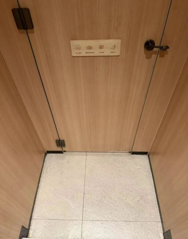 辟谣厕所有保洁趴地上偷窥 误会已澄清(图2)