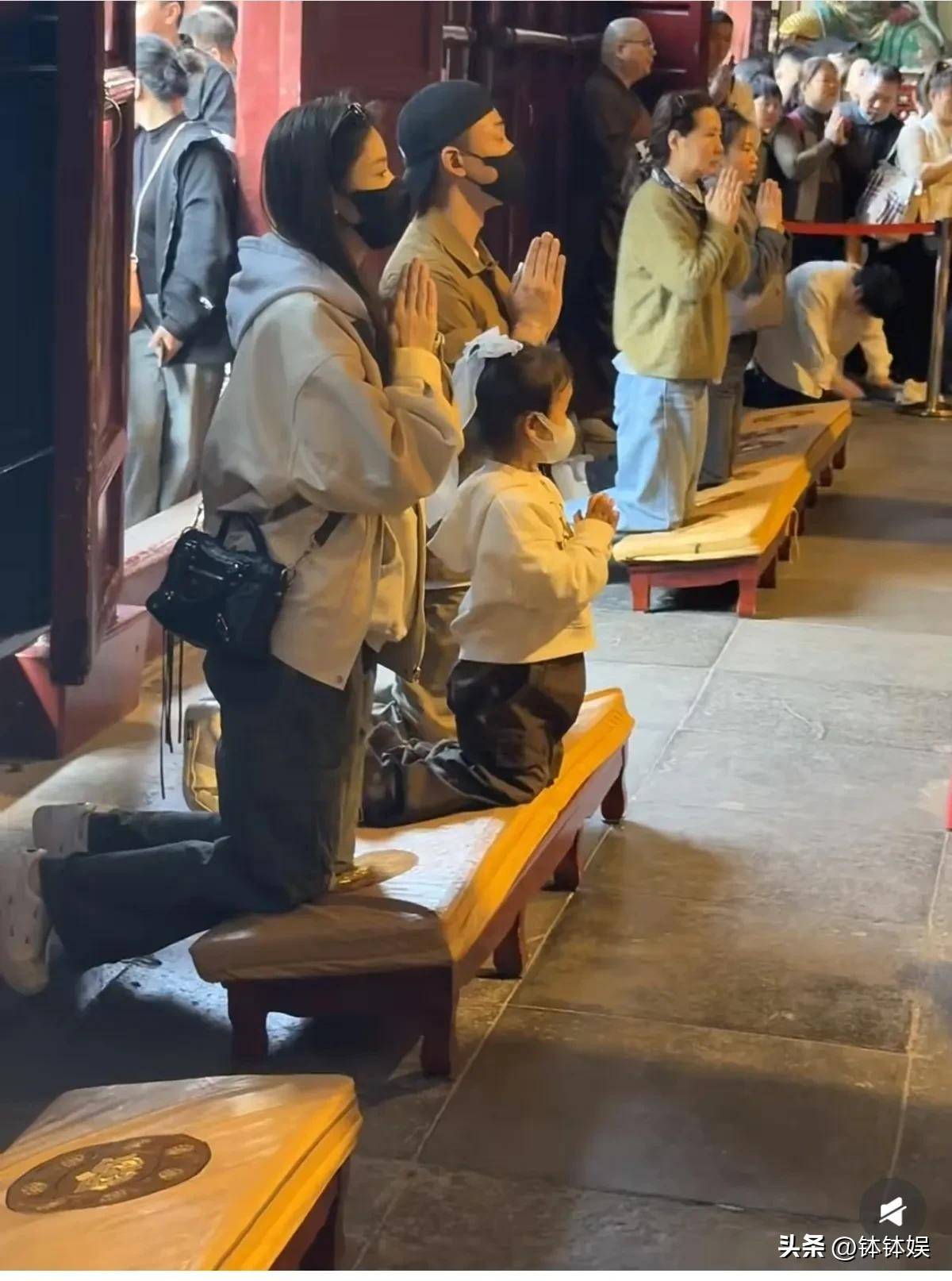 张馨月保姆风波后首现身与老公普陀山求佛林峯丈母娘罕见露脸(图5)