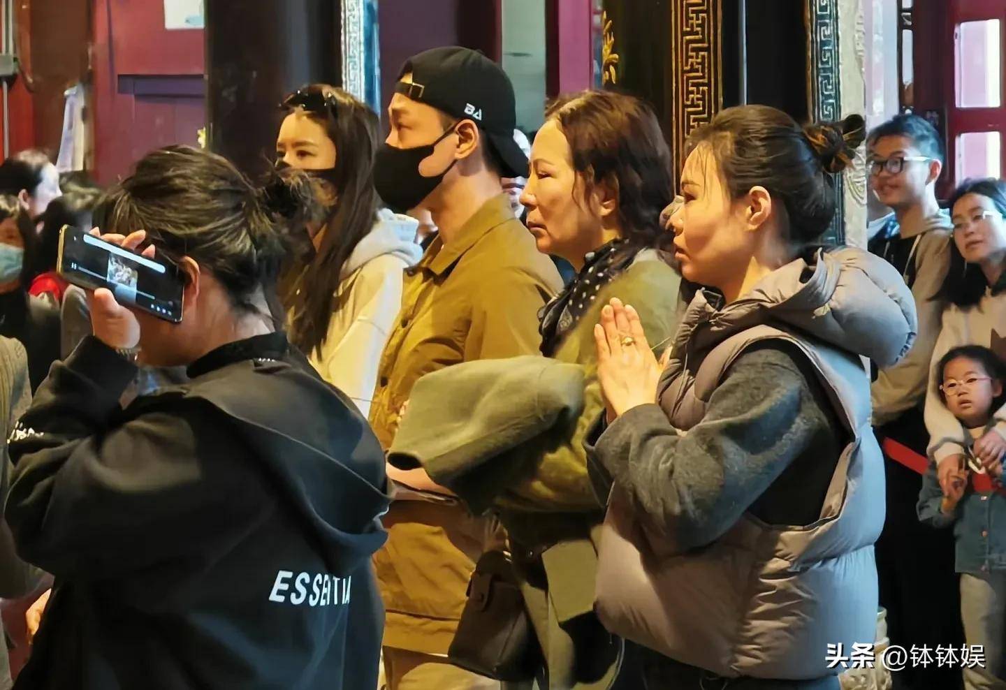 张馨月保姆风波后首现身与老公普陀山求佛林峯丈母娘罕见露脸(图2)