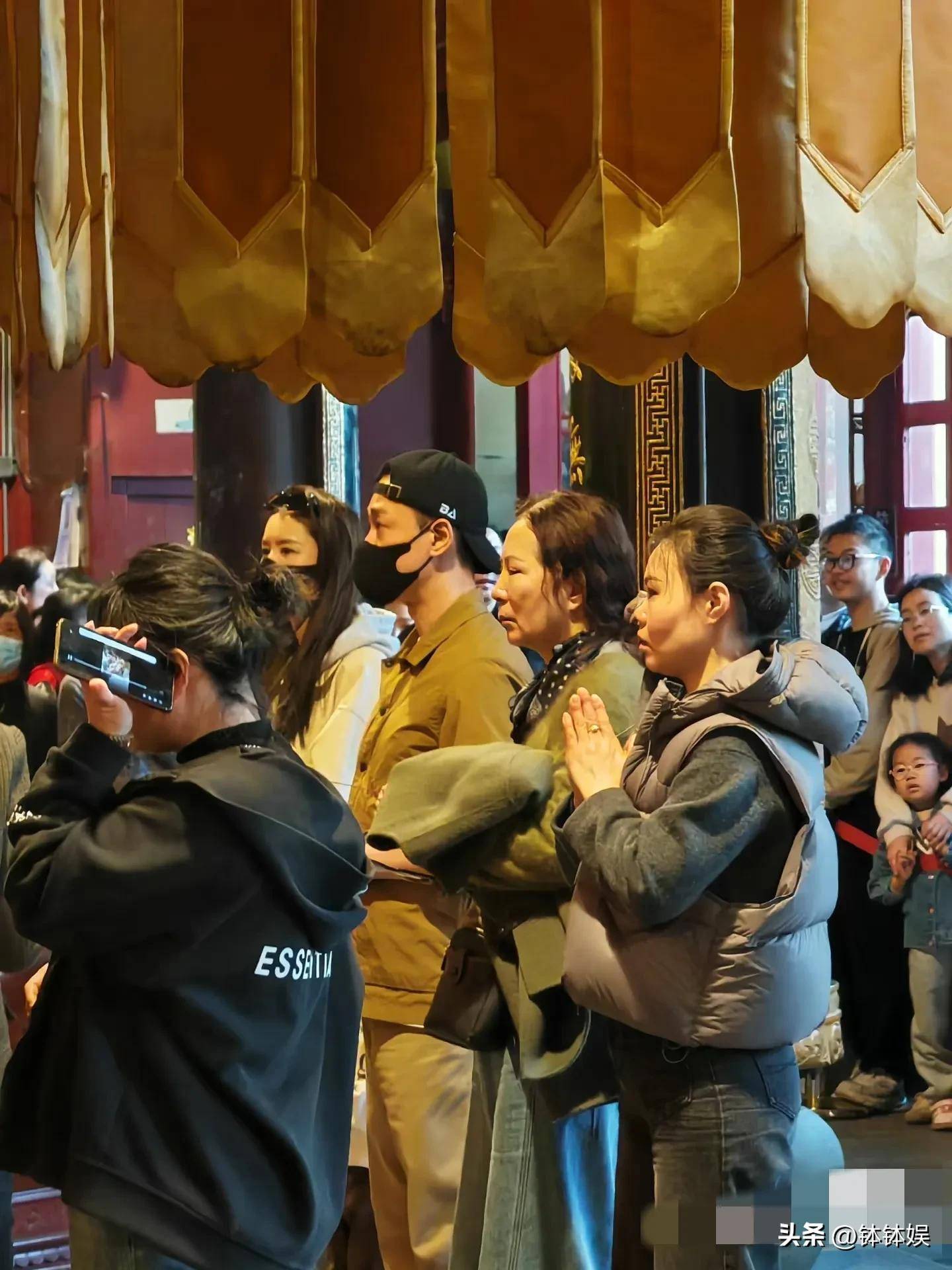 张馨月保姆风波后首现身与老公普陀山求佛林峯丈母娘罕见露脸(图4)