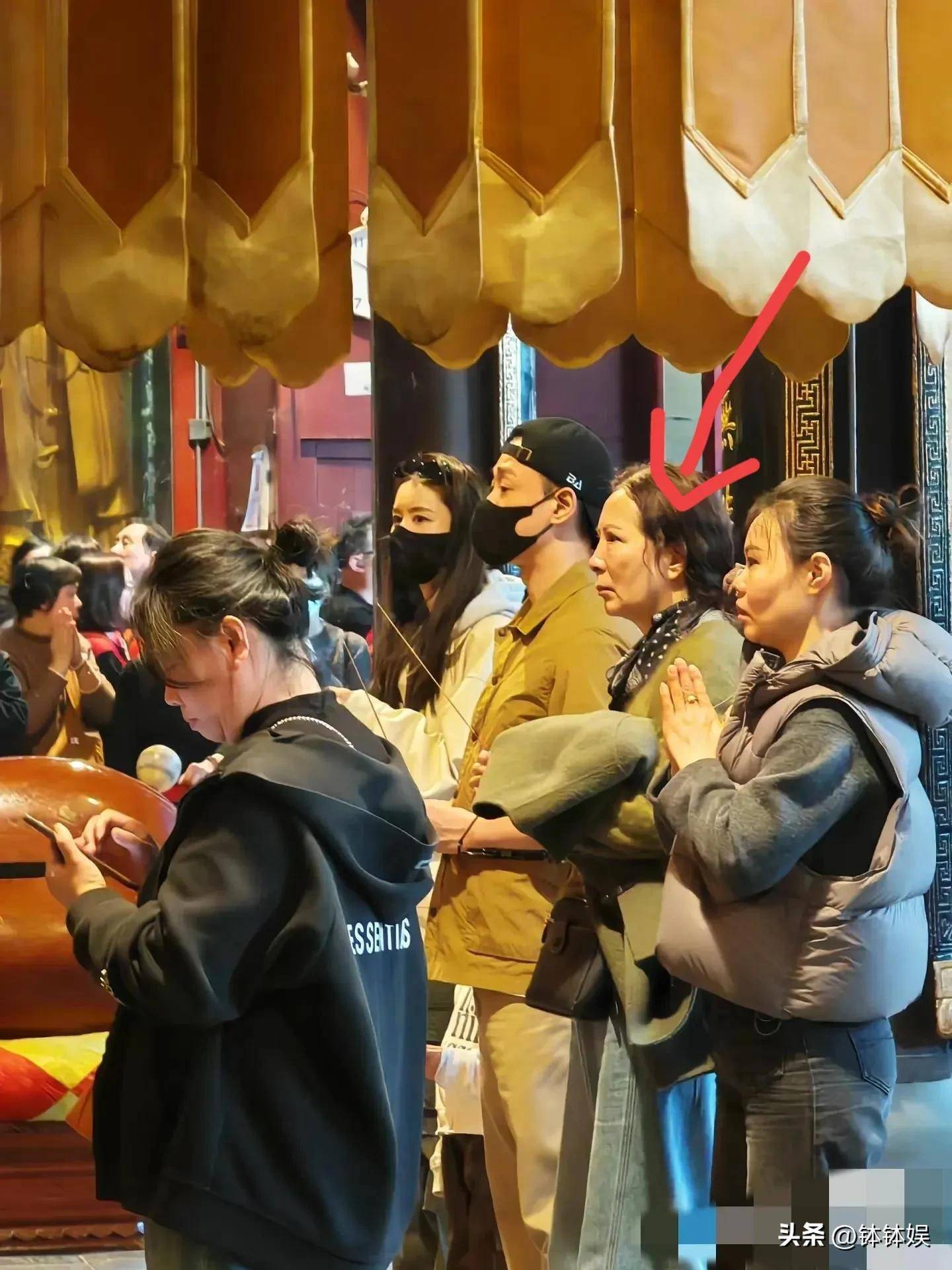 张馨月保姆风波后首现身与老公普陀山求佛林峯丈母娘罕见露脸(图3)