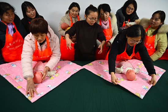 河北武强：巾帼家政课送“技”下乡