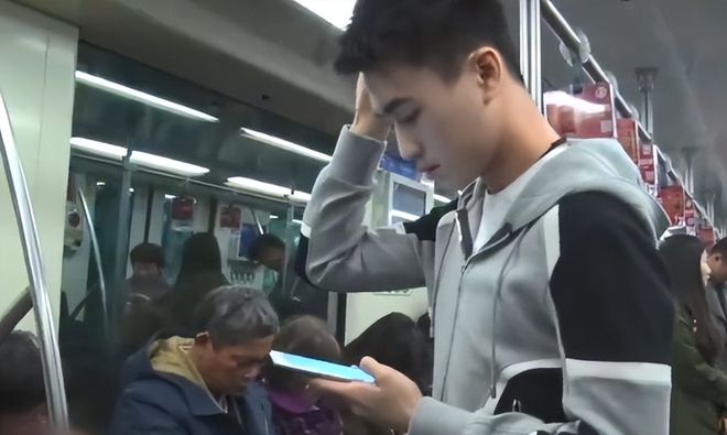 赌王家保姆中三千万第一件事给何猷君买手机他们关系有多好(图1)