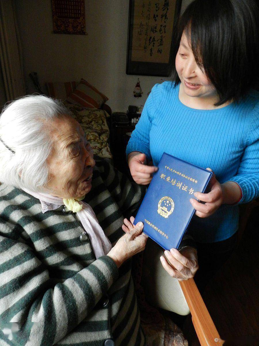 当住家保姆住进雇主被窝：高薪背后的尊严困境与社会隐忧(图2)