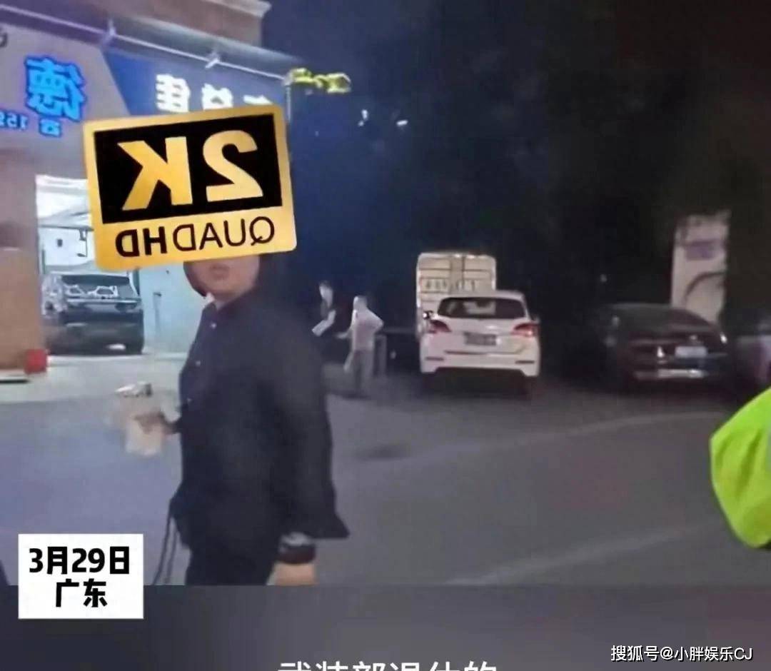 贝搏体育网址保洁大妈冒称正军级当街呵斥执法人员警方介入大妈摊上事了(图1)