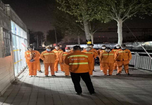 延时保洁全力清理祭祀残留 保障节日环境整洁(图1)