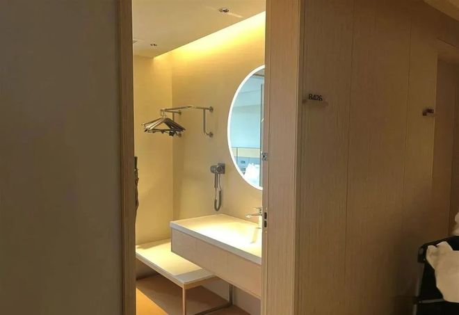 保洁阿姨开错门致女客走光 如何赔偿？金华一酒店(图1)
