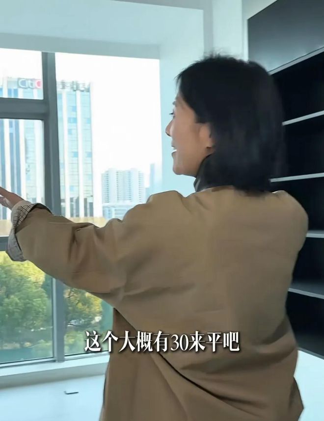 杨乐乐心贝搏体育APP疼保洁阿姨住厕所隔间为其重新打造改造结果感动网友(图3)