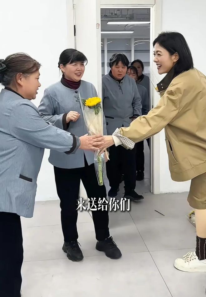 杨乐乐心贝搏体育APP疼保洁阿姨住厕所隔间为其重新打造改造结果感动网友(图4)