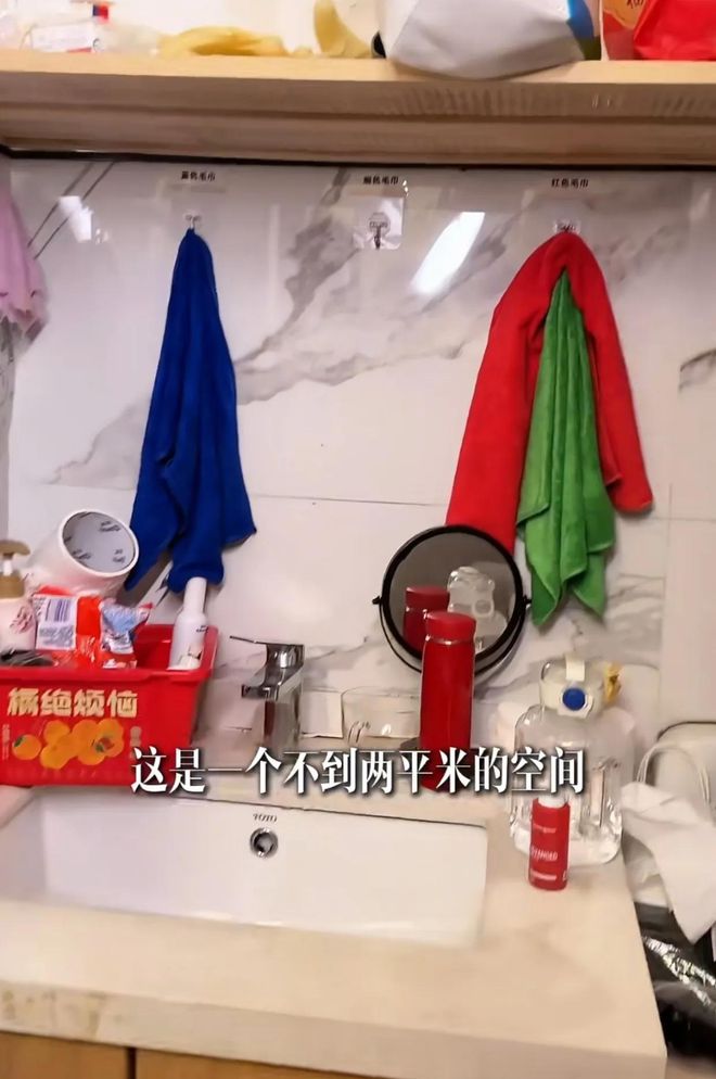 杨乐乐心贝搏体育APP疼保洁阿姨住厕所隔间为其重新打造改造结果感动网友(图2)