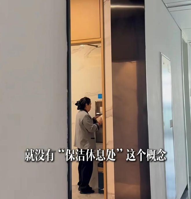 杨乐乐心贝搏体育APP疼保洁阿姨住厕所隔间为其重新打造改造结果感动网友(图6)