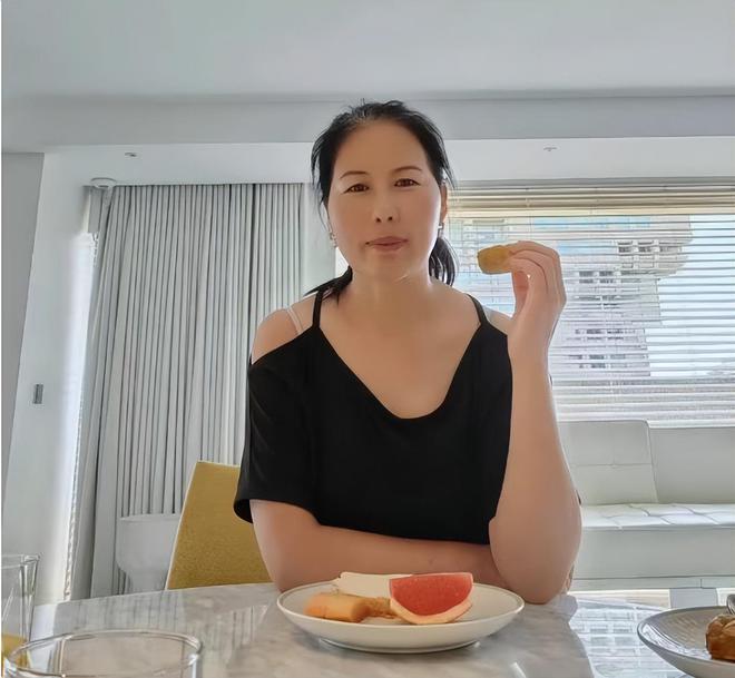 保姆小杨阿姨穿吊带引争议看知情人爆料才知张兰汪小菲的人品(图4)