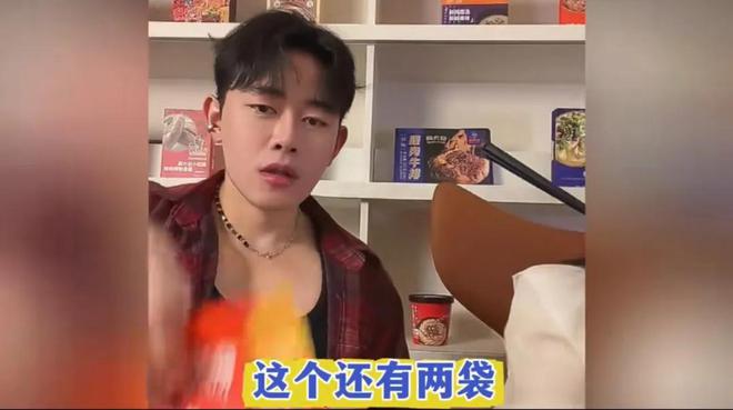 汪小菲御用保姆——小杨阿姨直播间的神秘帅气小伙是谁？(图1)