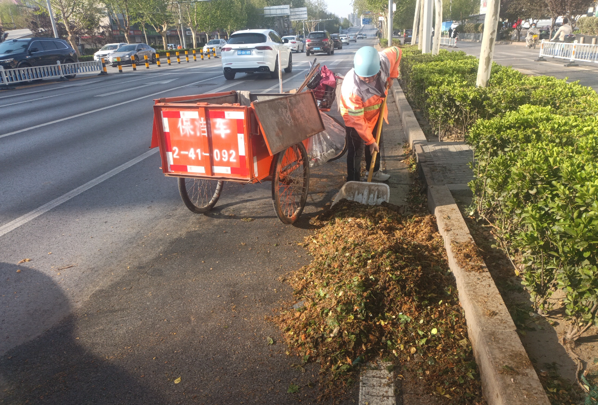贝搏体育APP大风天气清扫忙 环卫保洁不停歇(图2)