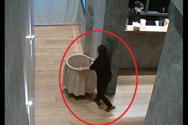 健身房保洁偷2枚钻戒报警装拾金不昧 自导自演假戏被揭穿(图2)