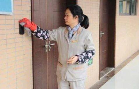 李连杰年轻时买下的3亿豪宅被荒废后保洁阿姨成了人生赢家(图9)
