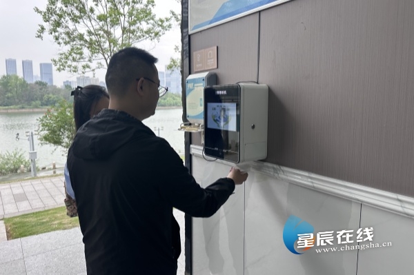 从“方便之处”体现文明高度贝搏体育平台 长沙公厕保洁专项行动打造民生“微幸福”(图2)
