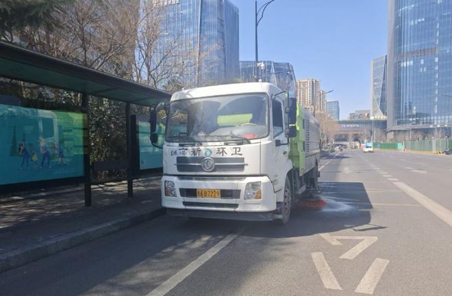 济南高新区开展春季道路“深度保洁”专项行动 实现城区环境卫生“大提升”(图1)