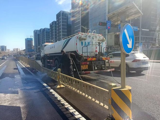 济南高新区开展春季道路“深度保洁”专项行动 实现城区环境卫生“大提升”(图2)