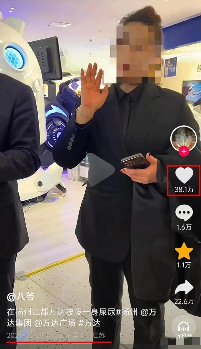 男子商场上厕所被保洁溅一身排泄物 管理方处理引争议贝搏体育下载(图3)