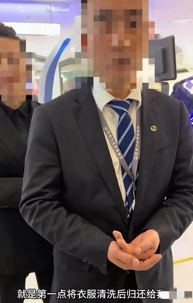 男子商场上厕所被保洁溅一身排泄物 管理方处理引争议贝搏体育下载(图1)