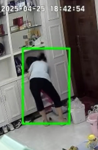 女子拆快递拆出活老鼠 中通快递：正调查原因将先行理赔(图1)
